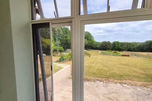Slim-profile fly screens for windows