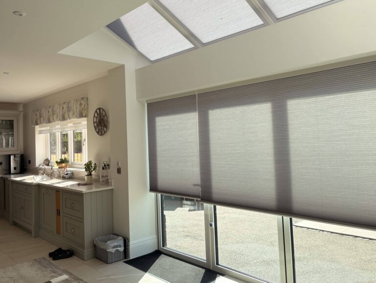 Free hanging pleated blinds